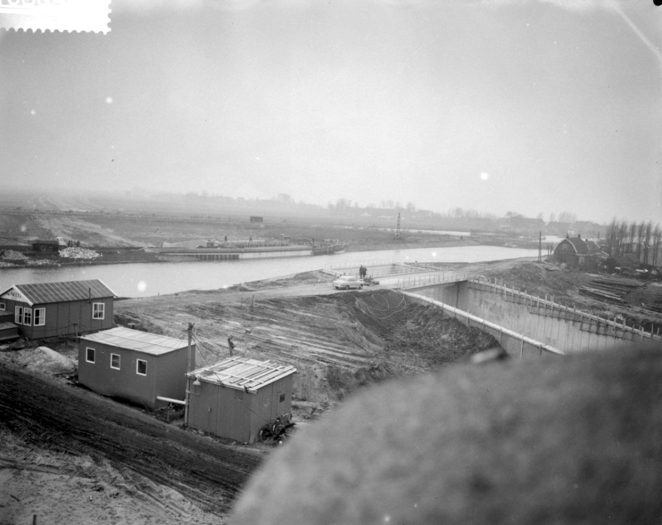 Bouw aquaduct bij Roelofarendsveen, overzicht van het reeds met water gevuld aqu, Bestanddeelnr 910-8696