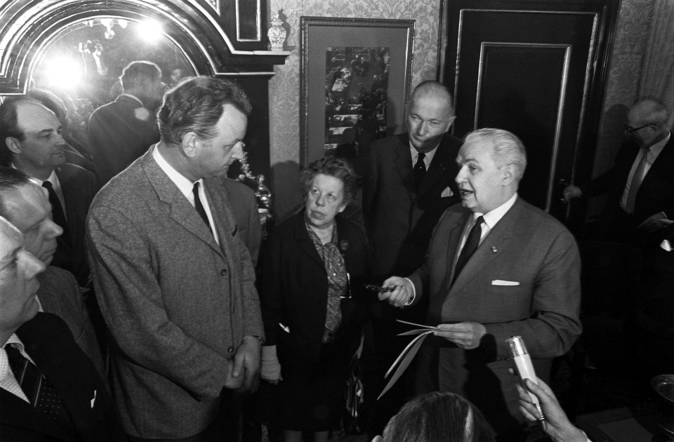 Bouwvakkers demonstreren in Den Haag . Kloos met Tweede Kamer voorzitter van Thi, Bestanddeelnr 921-2157