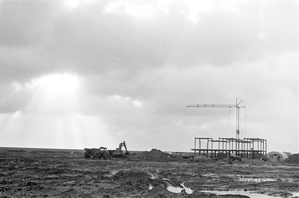 Bouw Almere in Zuid-Flevopolder geraamtes van eerste gebouwen in de kale polder, Bestanddeelnr 928-3469