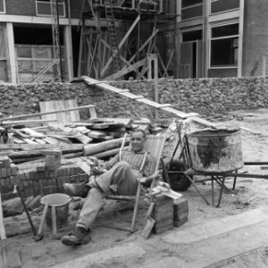 Bouwvakkers met vakantie, bouwvakker in ligstoel op zijn werk, Bestanddeelnr 917-9696