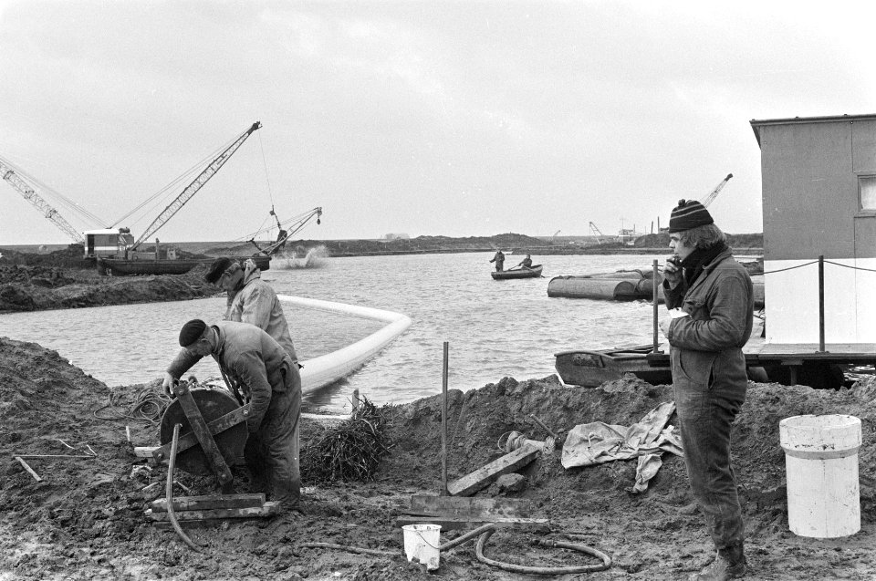 Bouw Almere in Zuid-Flevopolder eerste hoofdleidingen worden gelegd, Bestanddeelnr 928-3467