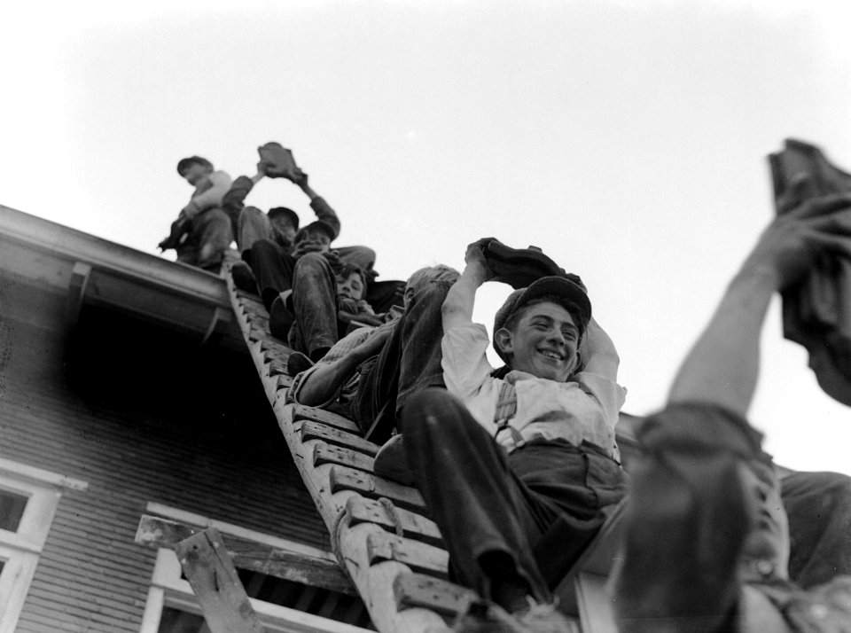 Bouwvakkers met dakpannen, Bestanddeelnr 189-0516