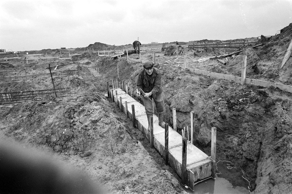 Bouw Almere in Zuid-Flevopolder funderingen worden gelegd, Bestanddeelnr 928-3468