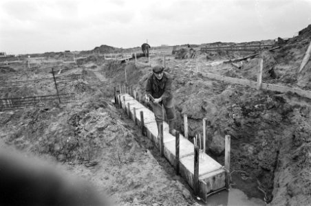 Bouw Almere in Zuid-Flevopolder funderingen worden gelegd, Bestanddeelnr 928-3468