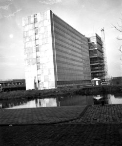 Bouw Gemeenschappelijk Administratiekantoor in Amsterdam West nadert zijn voltoo, Bestanddeelnr 910-8809