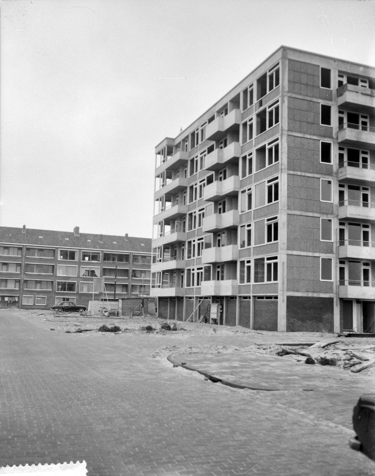 Bouw huizen en flat in Buitenveldert Amsterdam, Bestanddeelnr 911-8064