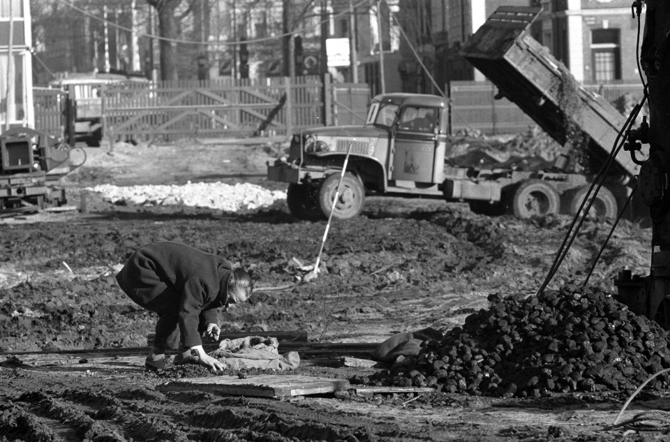 Bouwput aan het Frederiksplein voor Nederlandse Bank Stoomhei-installatie aan h, Bestanddeelnr 913-4575