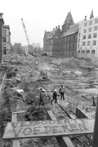 Bouwput voor nieuwbouw Tweede Kamer , met bord verboden te voederen ( Den Haag, Bestanddeelnr 934-3413