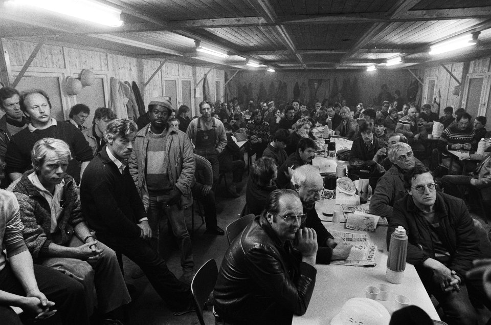 Bouwvakkers vergaderen over staking in Bijlmer, Bestanddeelnr 933-3168