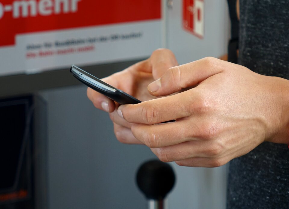 H mobile phone touch screen