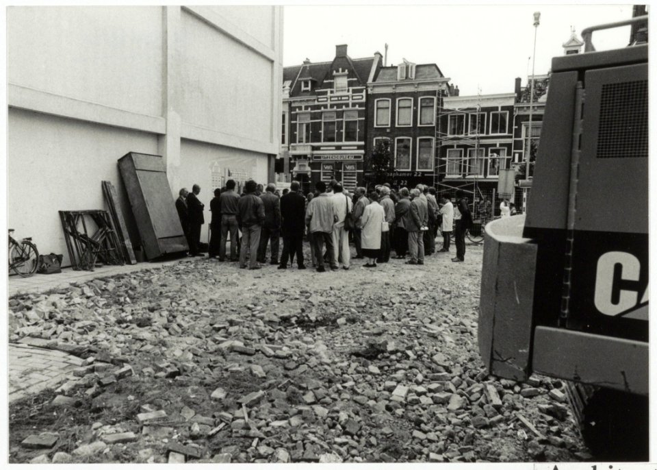 Bouwgrond voor de bouw van de Verenigde Spaarbank aan het Houtplein. Inmetselen van de Architectuurgids Haarlem