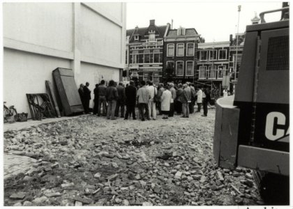 Bouwgrond voor de bouw van de Verenigde Spaarbank aan het Houtplein. Inmetselen van de Architectuurgids Haarlem