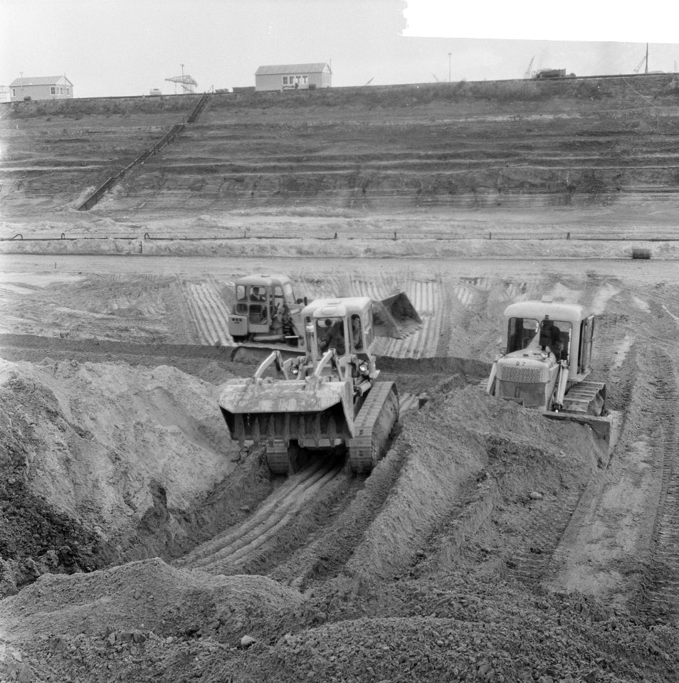 Bouw Beneluxtunnel Ten westen van Rotterdam bulldozers bezig zandlaag aan te le, Bestanddeelnr 915-7399
