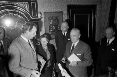 Bouwvakkers demonstreren in Den Haag . Kloos met Tweede Kamer voorzitter van Thi, Bestanddeelnr 921-2156