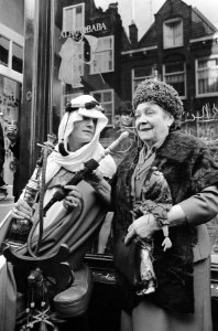 Boutique Ali Baba aan de Haarlemmerstraat 85. Actrice Magda Janssens en Ali B…, Bestanddeelnr 920-7835
