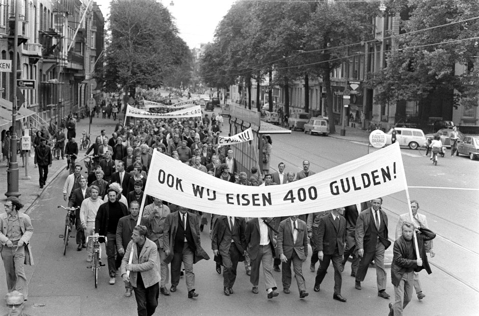 Bouwvakkers demonstreren voor uitbetaling f. 400,-- in Amsterdam, Bestanddeelnr 923-8460
