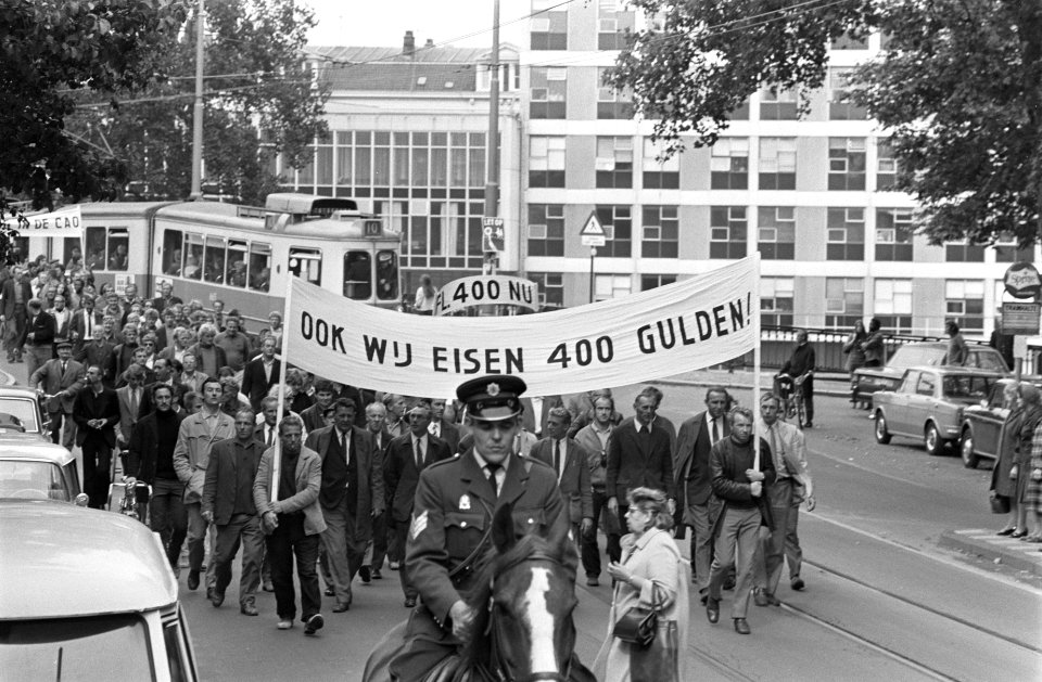 Bouwvakkers demonstreren voor uitbetaling f. 400,-- in Amsterdam, Bestanddeelnr 923-8462