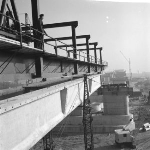 Bouw aan de brug Brienenoord, arbeiders hard aan het werk 28 meter boven de bega, Bestanddeelnr 914-4229