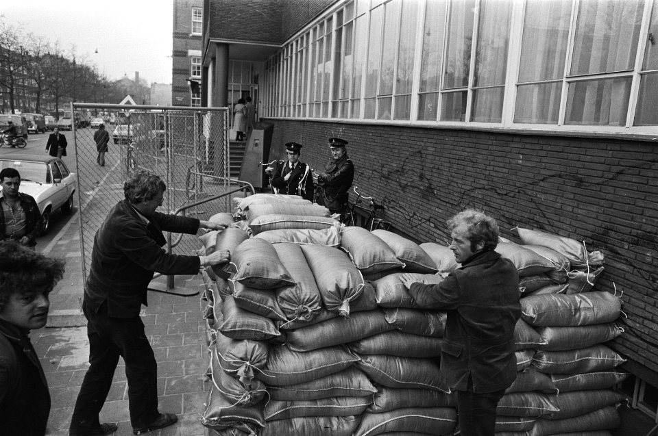 Bouw barricade van zandzakken, Bestanddeelnr 929-0820