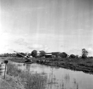 Bouwactiviteiten bij de Bruynzeelfabriek aan de Surinamerivier, Bestanddeelnr 252-6282