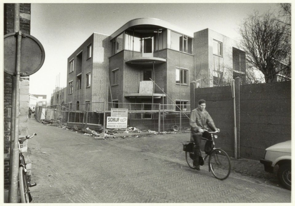 Bouw van nieuwbouwoningen in de sociale sector aan de Bakenesserstraat hoek Valkenstraat. NL-HlmNHA 54031591