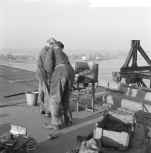 Bouw aan de brug Brienenoord, arbeiders hard aan het werk 28 meter boven de bega, Bestanddeelnr 914-4234