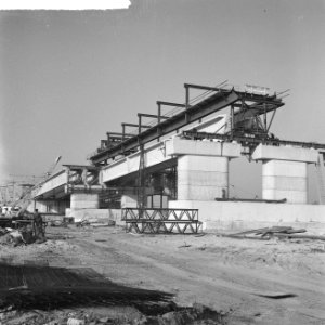 Bouw aan de brug Brienenoord, arbeiders hard aan het werk 28 meter boven de bega, Bestanddeelnr 914-4235