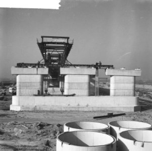 Bouw aan de brug Brienenoord, arbeiders hard aan het werk 28 meter boven de bega, Bestanddeelnr 914-4238