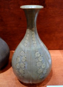 Bottle with chrysanthemum pattern, Korea, Goryeo, 13th century, stoneware with inlaid celadon glaze - National Museum of Natural History, United States - DSC00511