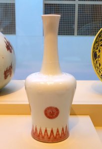 Bottle with dragon medallions, China, Jingdezhen, Jiangxi province, Qing dynasty, Kangxi emperor, porcelain with underglaze red - Asian Art Museum of San Francisco - DSC01408