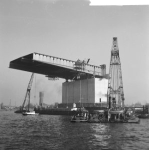 Bouw aan de brug Brienenoord, arbeiders hard aan het werk 28 meter boven de bega, Bestanddeelnr 914-4228