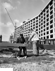 Bouw Academisch ziekenhuis aan de Amstelveenseweg, arbeid bezig met montage van , Bestanddeelnr 911-1718