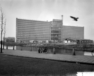 Bouw Gemeenschappelijk Administratiekantoor in Amsterdam West nadert zijn voltoo, Bestanddeelnr 910-8807