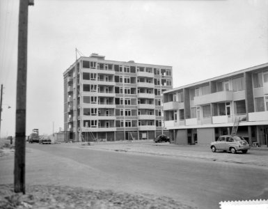 Bouw huizen en flat in Buitenveldert Amsterdam, Van Boshuizenstraat, Bestanddeelnr 911-8063