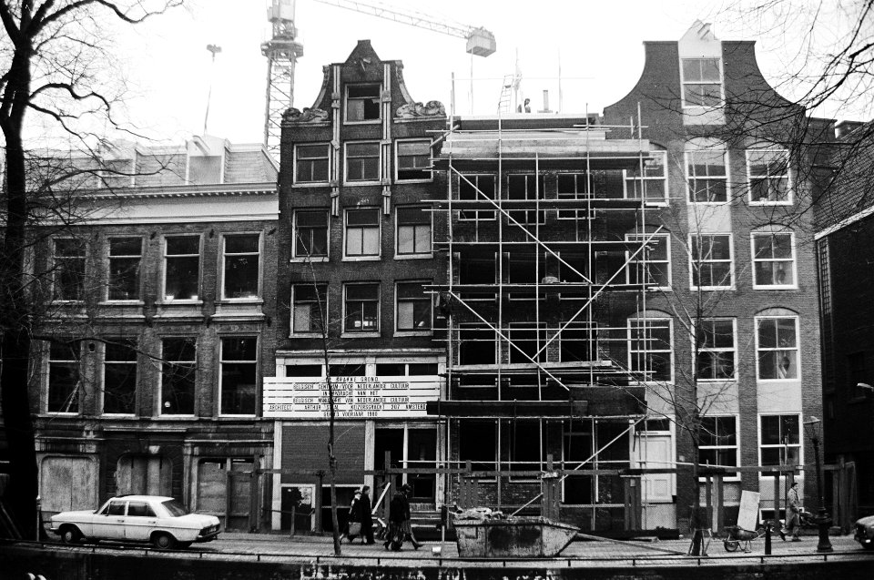Bouw Belgisch Cultureel Centrum aan Amsterdamse Nes exterieur vanaf Rokin, Bestanddeelnr 930-6134