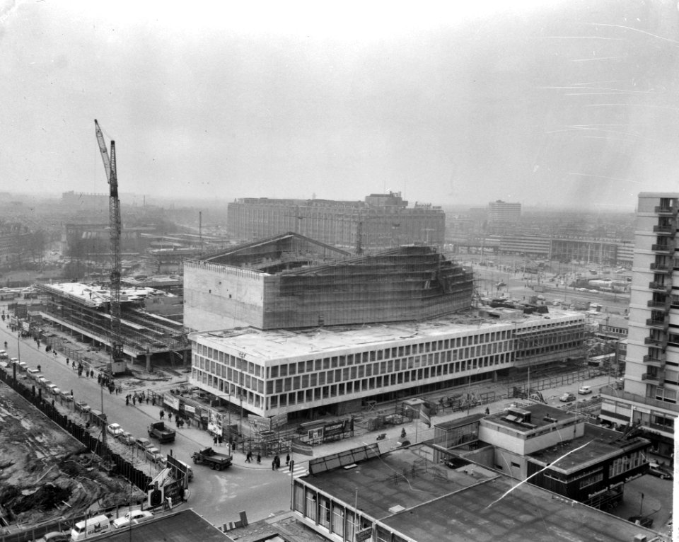 Bouw Concertgebouw De Doelen te Rotterdam, op achtergrond het Groothandelsgebouw, Bestanddeelnr 916-2811