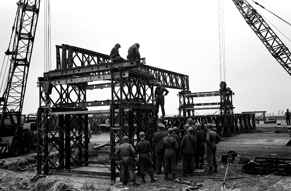 Bouw Bailybrug over Rijksweg 4 bij Schiphol door militairen, Bestanddeelnr 915-5605