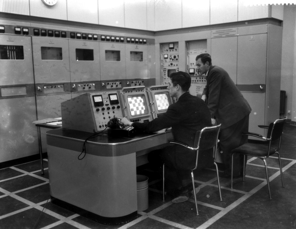 Bouw van televisiestraalzender in Markelo, controlekamer, Bestanddeelnr 910-0965