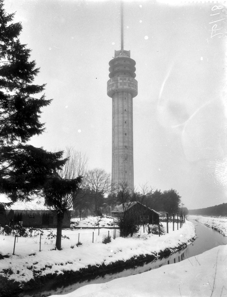 Bouw van televisiestraalzender in Markelo, de televisieto in het landschap, Bestanddeelnr 910-0967