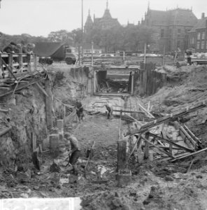 Bouw voetgangerstunnel bij de Kamperbrug tegenover oostzijde Centraal Station, Bestanddeelnr 915-2750