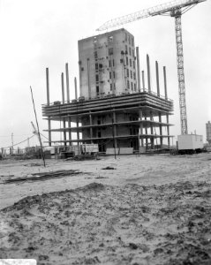 Bouw vrachtkantoor Schiphol, trappenhuis met liftschacht aanbouw, Bestanddeelnr 919-0212