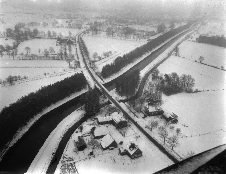 Bouw van televisiestraalzender in Markelo overzicht van het besneeuwde landschap, Bestanddeelnr 910-0964