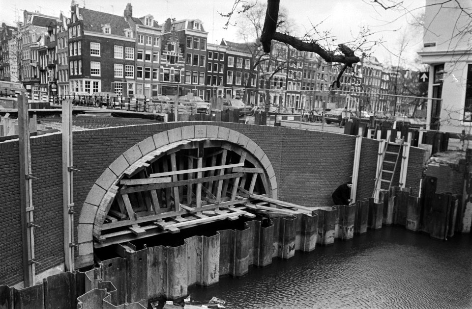 Bouw aan nieuwe brug over Leliegracht nabij de Keizersgracht is bijna voltooid, Bestanddeelnr 931-3964