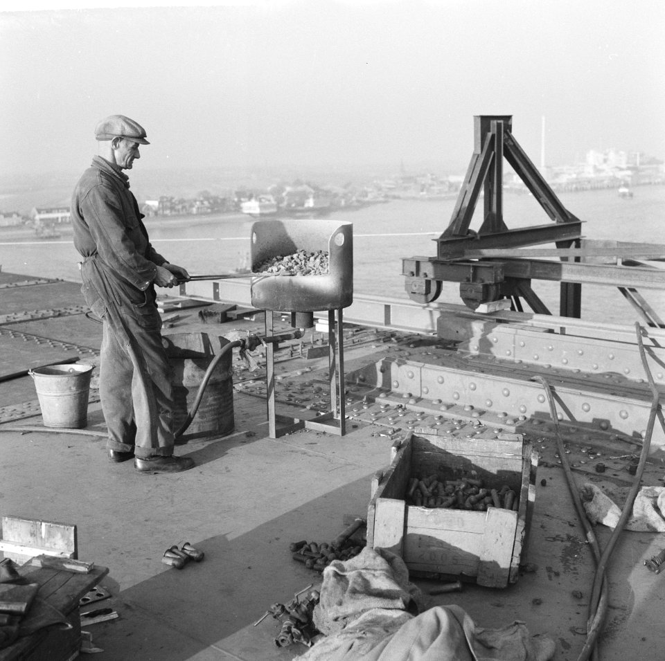 Bouw aan de brug Brienenoord, arbeiders hard aan het werk 28 meter boven de bega, Bestanddeelnr 914-4237