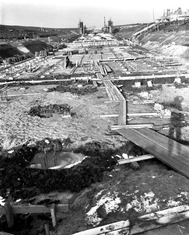 Bouw aquaduct in de Ringvoor in de nieuwe weg Amsterdam Rotterdam, Bestanddeelnr 910-1418