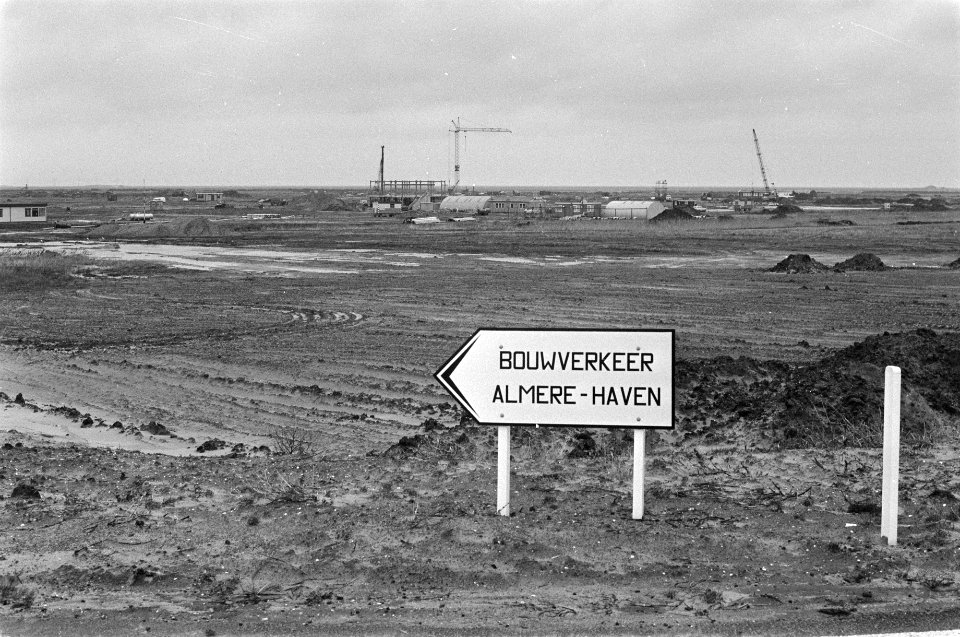 Bouw Almere in Zuid-Flevopolder overzicht werkzaamheden in polder (met bord Al, Bestanddeelnr 928-3466