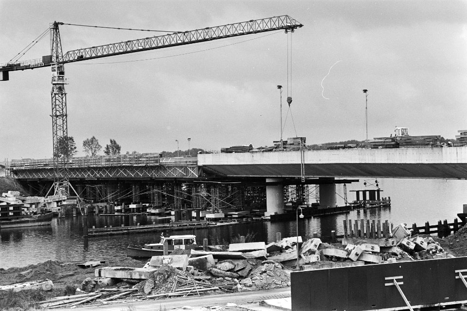Bouw van nieuwe brug over Amstel in Amsterdam vordert, bu maakt aansluiting op A, Bestanddeelnr 931-0634