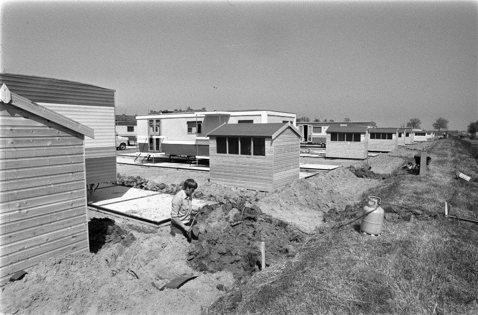 Bouw caravan- en wisselwoning terreinen in Lekkerkerk voor bewoners uit gifwijk, Bestanddeelnr 930-8328