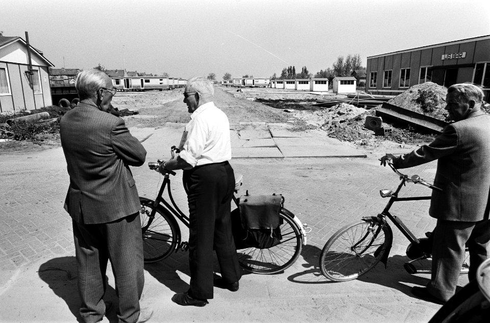 Bouw caravan- en wisselwoning terreinen in Lekkerkerk voor bewoners uit gifwijk, Bestanddeelnr 930-8332