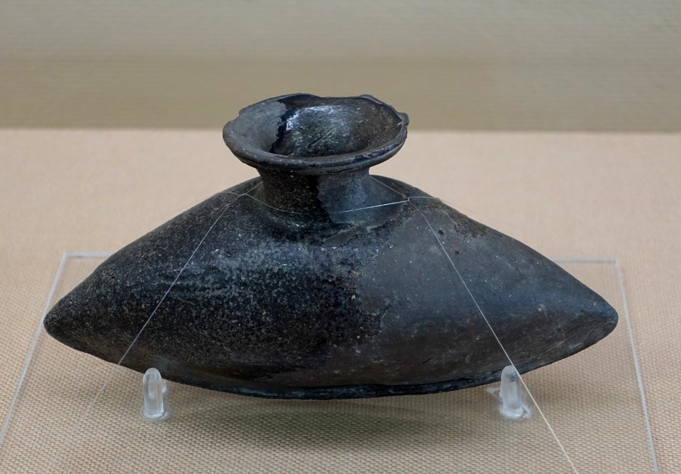 Bottle in the shape of a leather bag, Sue ware, Tumulus period, 6th-7th century AD, ceramic - Hakone Museum of Art - Hakone, Kanagawa, Japan - DSC08207